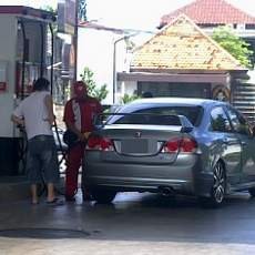 SPBU Tak Berdaya Hadapi Mobil Mewah Minum Premium Bersubsidi