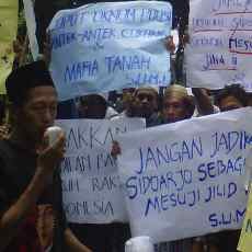 Puluhan Petani Tambak Waru Ngeluruk Polda Jatim