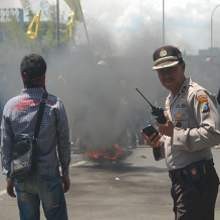 Kecewa Hasil Rapat Paripurna BBM, Mahasiswa Malang Bakar Ban