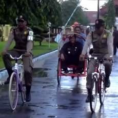 Ajak Hemat BBM, Bupati Sumenep Ngantor Naik Becak