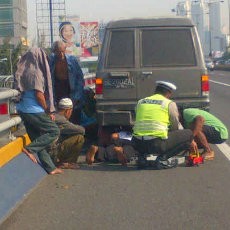 Bantu Mobil Pecah Ban di Kuningan, Aiptu Agus Tenar di Twitter