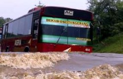 Diguyur Hujan, Jakarta Barat-Tangerang Putus Terendam Air 