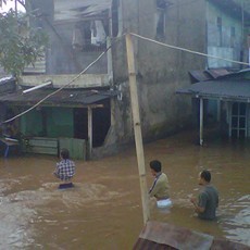 1 Rumah Warga Pondok Labu Ambruk Dihantam Banjir