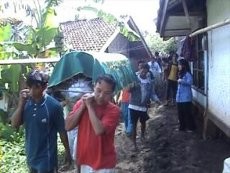 Terkatung-katung 9 Bulan di Arab Saudi, Jenazah TKI Dede Dimakamkan