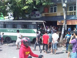 Gagal Nyalip, 2 Kopaja Tabrak Pohon & Tiang Listrik di Warung Buncit