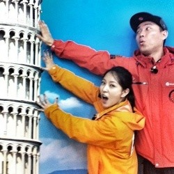 BoA & Gary Leessang Foto Bareng di Menara Pisa