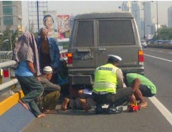 Bantu Mobil yang Pecah Ban di Kuningan, Aiptu Agus Tenar di Twitter 