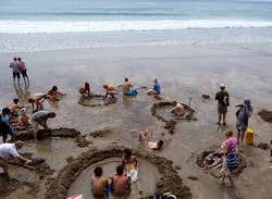 Menggali Kolam Air Panas Sendiri di Hot Water Beach, Selandia Baru