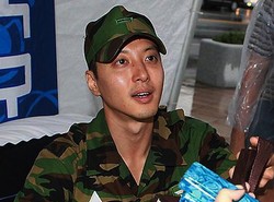 Lee Dong Gun Selesaikan Wajib Militer