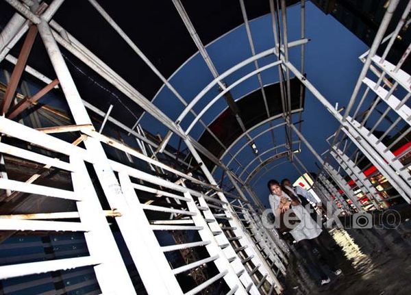 Atap Halte Busway Depkes Jebol