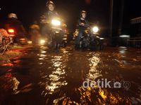 Kali Pesanggrahan Meluap, Jalan Terendam