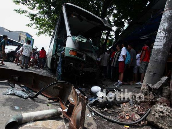 Ugal-ugalan, 2 Kopaja Tabrak Pohon & Tiang Listrik Ugal-ugalan, 2 Kopaja Tabrak Pohon & Tiang Listrik