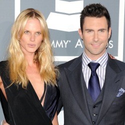Adam Levine dan Anne Vyalitsyna Putus!
