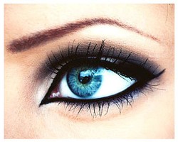 3 Keuntungan Menggunakan Eyeliner Cair