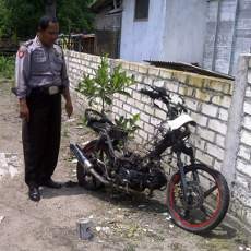 Anggota Reskrim Polsek Suko Dilempari Batu Usai Bubarkan Perjudian