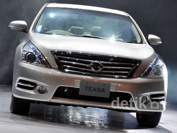 Sedan Nissan Teana Dipermak