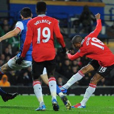 Tekuk Blackburn, MU Jauhi City