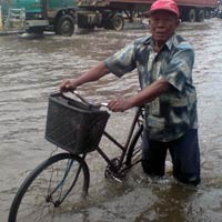 Banjir di Jl Daan Mogot Jadi Arena Bermain Anak & Memancing