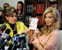 Model Transgender Akan Tuntut Bos Miss Universe, Donald Trump