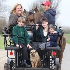 Harga Bensin Mahal, Keluarga Inggris Beralih Gunakan Kereta Kuda