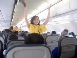 Uhuy! Pramugari Cebu Pacific Air Menari Seksi di Pesawat