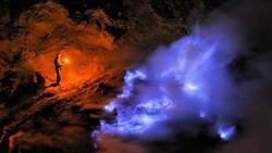 Gemerlap Memesona Kawah Ijen Pada Dini Hari