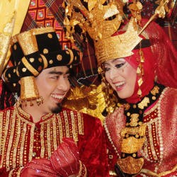 Jadi MC Konser Maher Zain, April Selalu Didukung Ustad Solmed