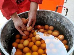 Di Dongyang Ada Tradisi Merebus Telur Dengan Air Seni