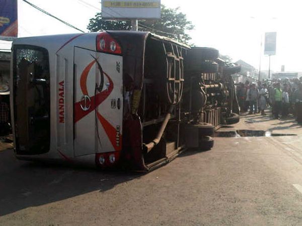 Bus Mandala Terguling di Mojokerto