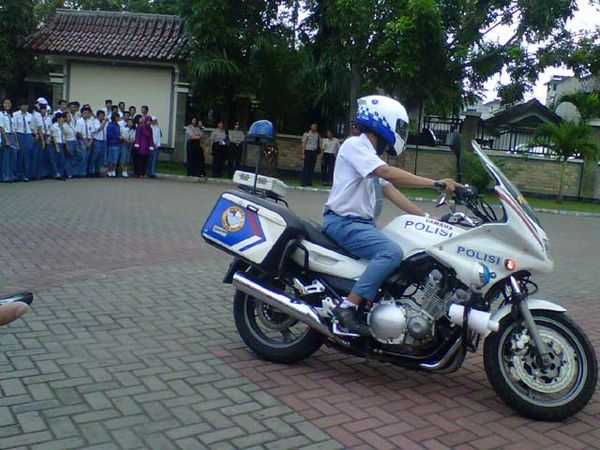 Pelajar SMA 15 Jajal Moge Polisi