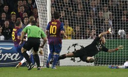 Andres Iniesta mengunci kemenangan dengan mencetak gol ketiga untuk Barca. Reuters/Albert Gea.