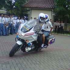 Pelajar SMA 15 Diajari Nyetir Moge Polisi