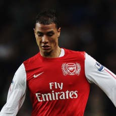 Chamakh Takkan Hengkang dari Arsenal
