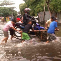 Banjir di Puri Kembangan, Ojek Gerobak Laris Manis