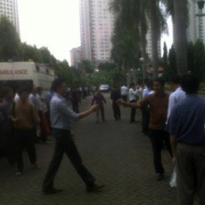 Koper Misterius di Jl Sudirman Berisi Baju, Pegawai Kantoran Bersorak