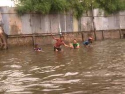 Arena Renang di Banjir Puri Kembangan