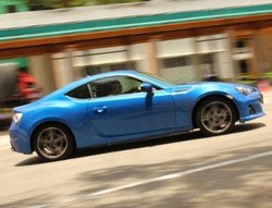 Menaklukkan Si Seksi Subaru BRZ