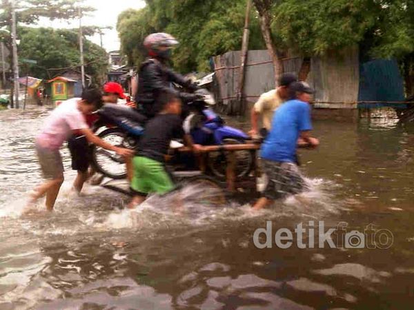Mengais Rejeki di Tengah Banjir