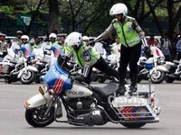 Brumm...Polwan Ini Berjumpalitan di Atas Moge