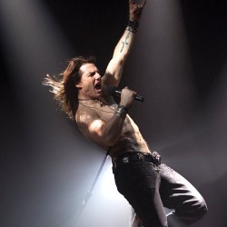 Jadi Rockstar, Tom Cruise Gaet Guru Vokal Axl Rose