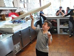 Bocah 7 Tahun Ini Terampil Lakukan Pizza Tossing!