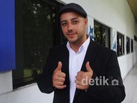 Maher Zein Bergaya Casual
