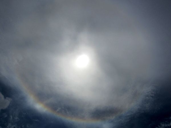 Matahari Halo Hiasi Langit Yogya