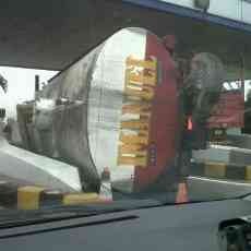 Rem Ngeblong, Truk Tangki Terguling di Dekat Gerbang Tol