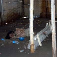 Tak Mampu Berobat, Kakak Beradik di Situbondo Hidup Dalam Pasungan