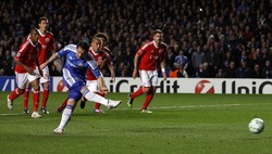 Chelsea memimpin 1-0 lewat penalti Frank Lampard. REUTERS/Stefan Wermuth.