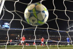 Meski bermain dengan 10 pemain, Benfica tetap tampil menekan di babak kedua. Mereka pun sempat menghadirkan ketegangan untuk pendukung Chelsea ketika Javi Garcia mencetak gol di menit ke-85. Tetapi, pada akhirnya, gol Raul Meireles di masa injury time membuat Chelsea melenggang ke semifinal. REUTERS/Toby Melville.