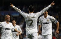 Cristiano Ronaldo mencatatkan namanya 2 kali di papa skor. REUTERS/Juan Medina.