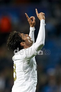 Kaka juga menyumbang gol melalui sepakan jarak jauhnya. Manuel Queimadelos Alonso/Getty Images.