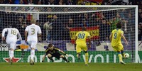 APOEL mencetak 2 gol salah satunya lewat titik putih, Esteban Solari. REUTERS/Felix Ordonez.